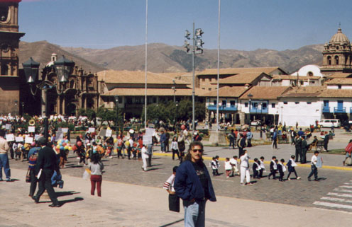 plaza.JPG (52554 bytes)
